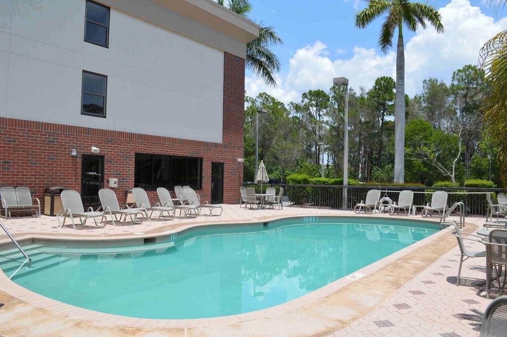 Days Inn & Suites By Wyndham Fort Myers Near Jetblue Park Exteriér fotografie